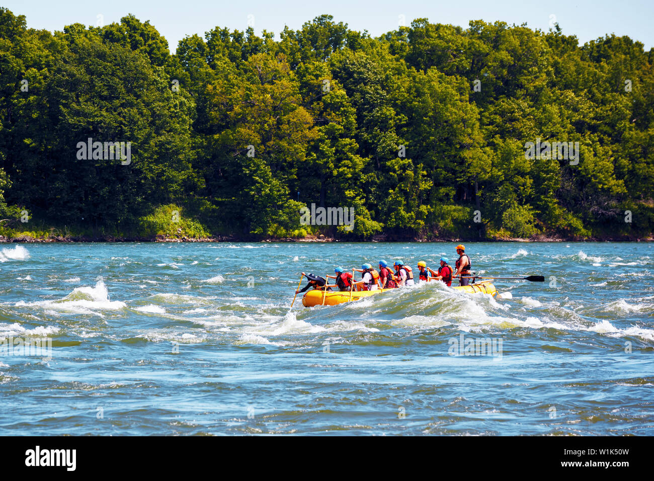 Montreal, Canada - Giugno, 2018: un gruppo di persone di rafting in Lachine Rapids a Montreal, Quebec, Canada. Editoriale. Foto Stock