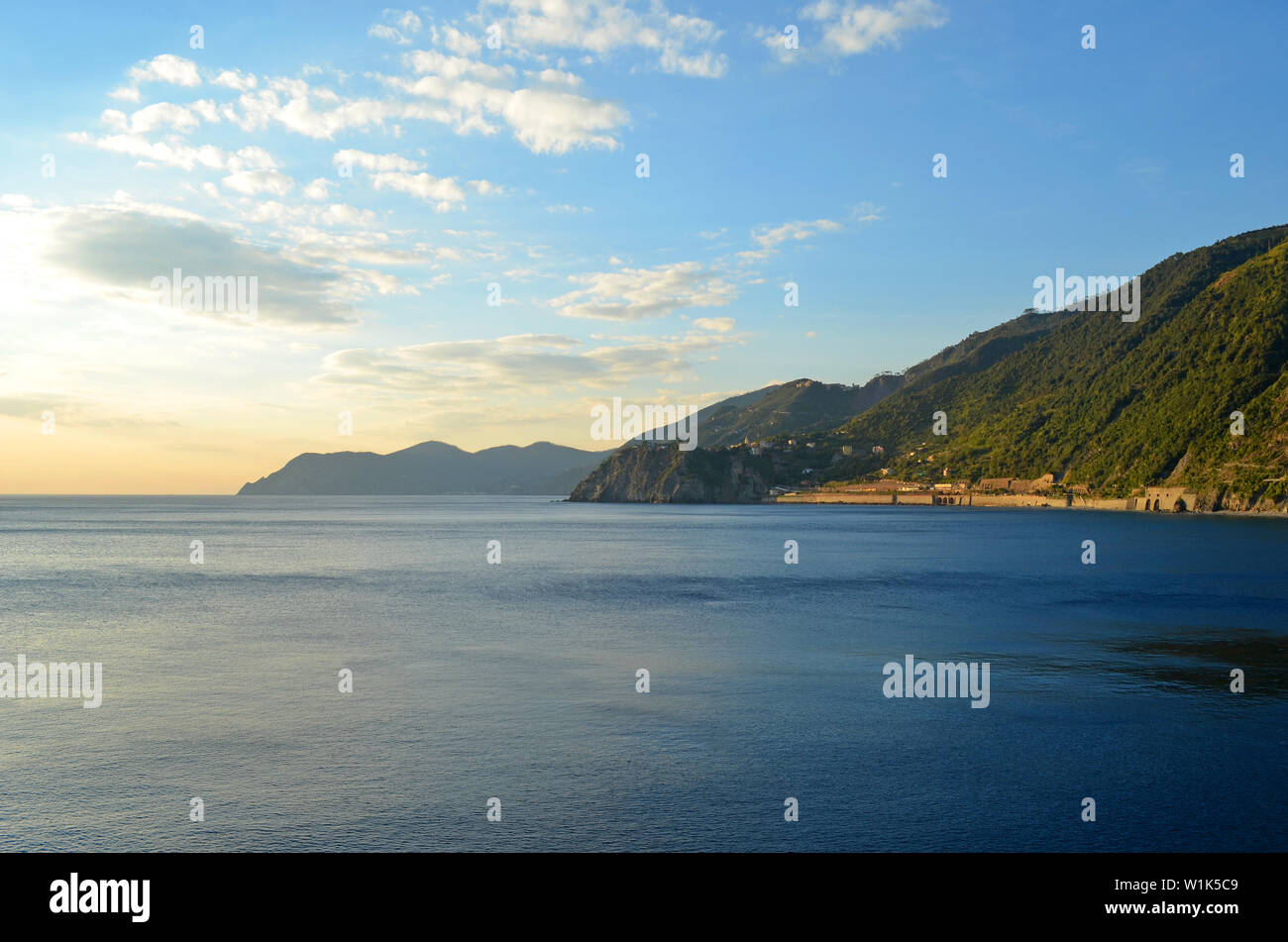 Vista panoramica (Panorama) del Tramonto nel mare Mediterraneo - Vista da Manarola, Cinque terre (Italia) Foto Stock