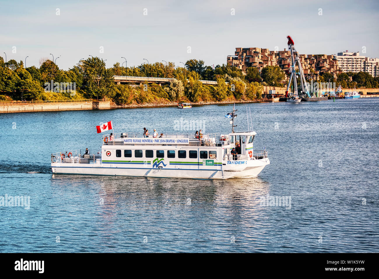 Montreal, Canada - Giugno, 2018: tour in barca o crociera fluviale sul fiume San Lorenzo nel vecchio porto di Montreal, Quebec, Canada. Foto Stock