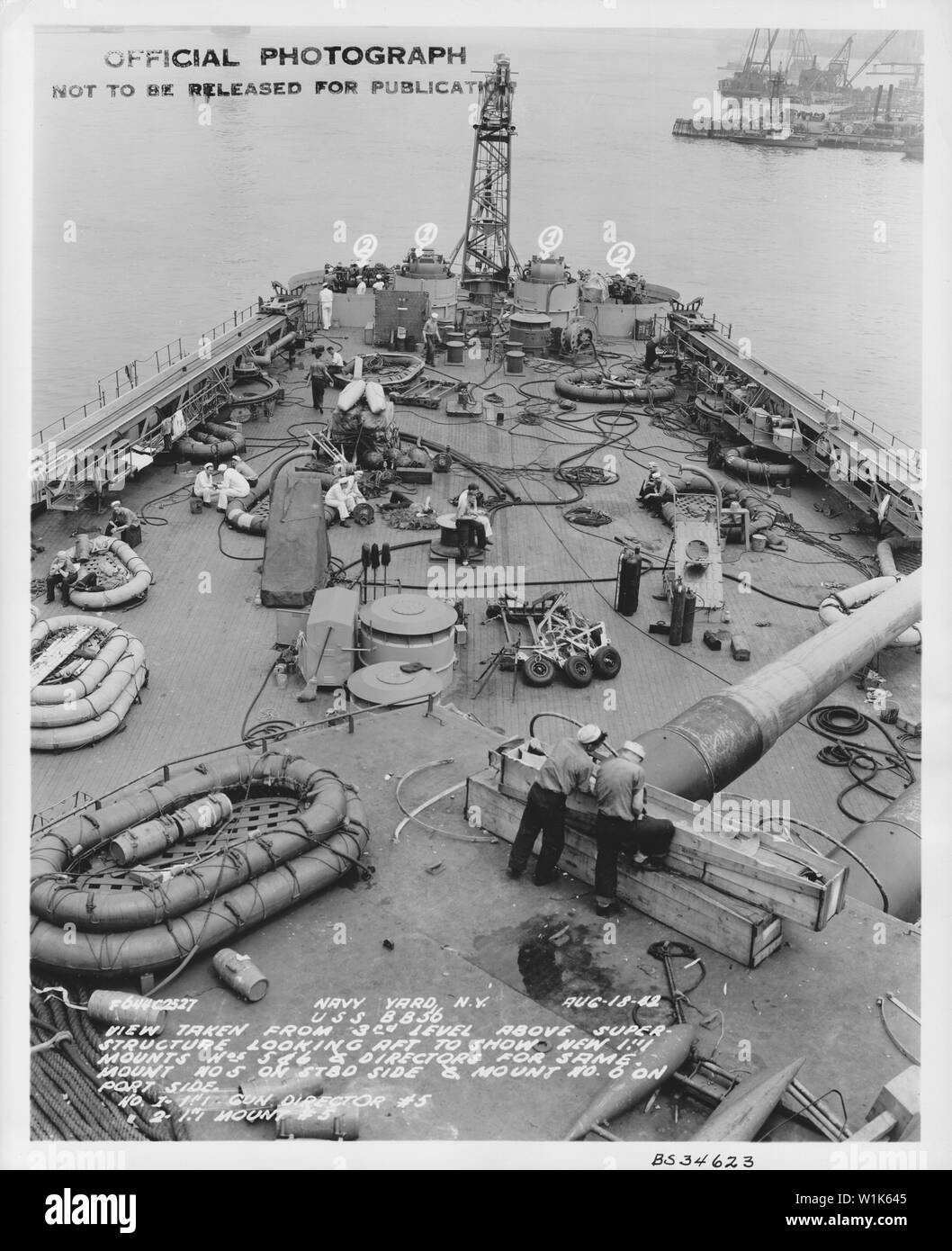 Navy Yard, N.Y., ago-18-42, USS BB56, vista dal terzo livello al di sopra della sovrastruttura guardando indietro per mostrare il nuovo 1.1 monta n. 5 & 6 & amministrazione per lo stesso. Montare n. 5 sul lato di dritta e il monte n. 6 sulla porta laterale. No. 1 1 - 1.1 direttore pistola #5; n. 2 - Montaggio 1.1 #5; vista la zona di poppa della nave USS Washington prese dal terzo livello al di sopra della sovrastruttura, durante una revisione in New York Navy Yard. Box: 19LCM, BB-55 a BB-56; Cartella: G / BS 34623, 34627 BS 34623; F-644-C-2530 ed Foto Stock