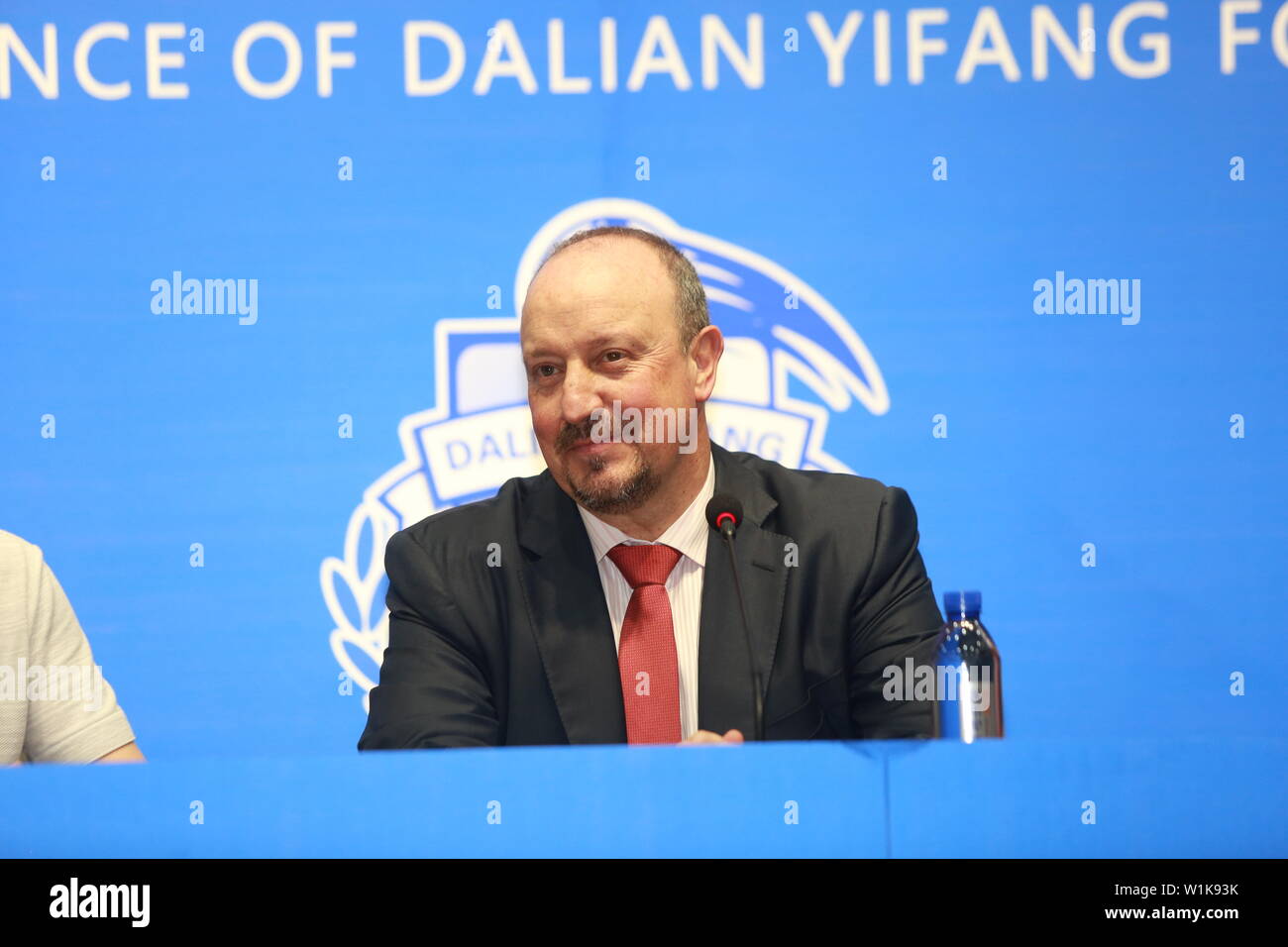 Spanish football manager Rafa Benitez, il nuovo-nominato head coach della Cina il Dalian Yifang F.C., partecipa a una conferenza stampa nella città di Dalian, a nord-est della Cina di provincia di Liaoning, 2 luglio 2019. Ex Newcastle United manager Rafa Benitez è secondo come riferito ha impostato per passare alla Cina di prendere a carico della Chinese Super League lato Yifang Dalian, dopo la partenza di Choi Kang-hee. Sky Sport ha riferito che il 59-enne spagnolo ha concluso un contratto con la Dalian che raddoppia i sei milioni di sterline di un anno ha conseguito presso il St James Park, e verrà introdotto come il nuovo capo di martedì. Dalian ha annunciato in ritardo Foto Stock