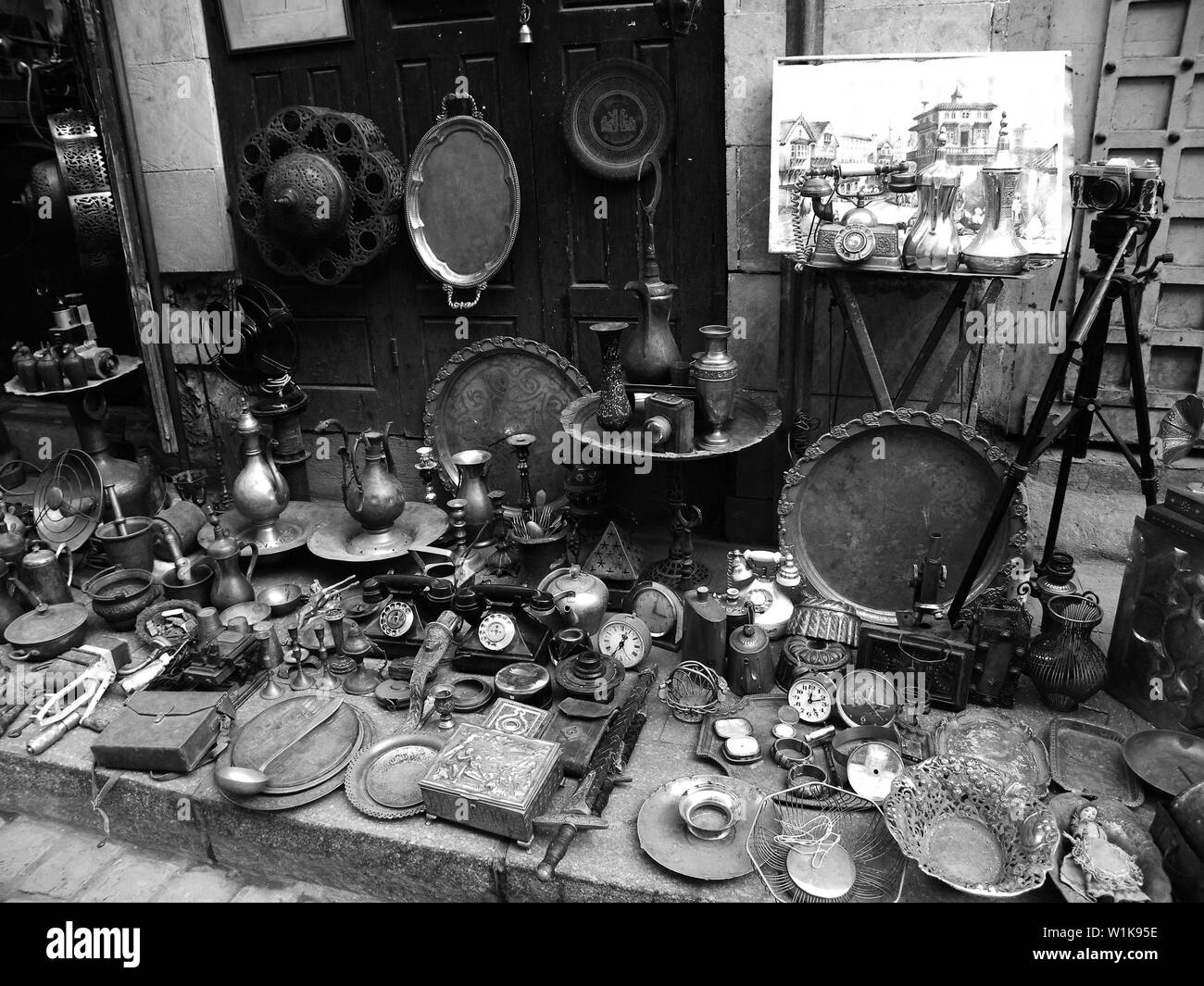 Una foto in bianco e nero per le cose vecchie a Mo'ez Street del Cairo in Egitto Foto Stock