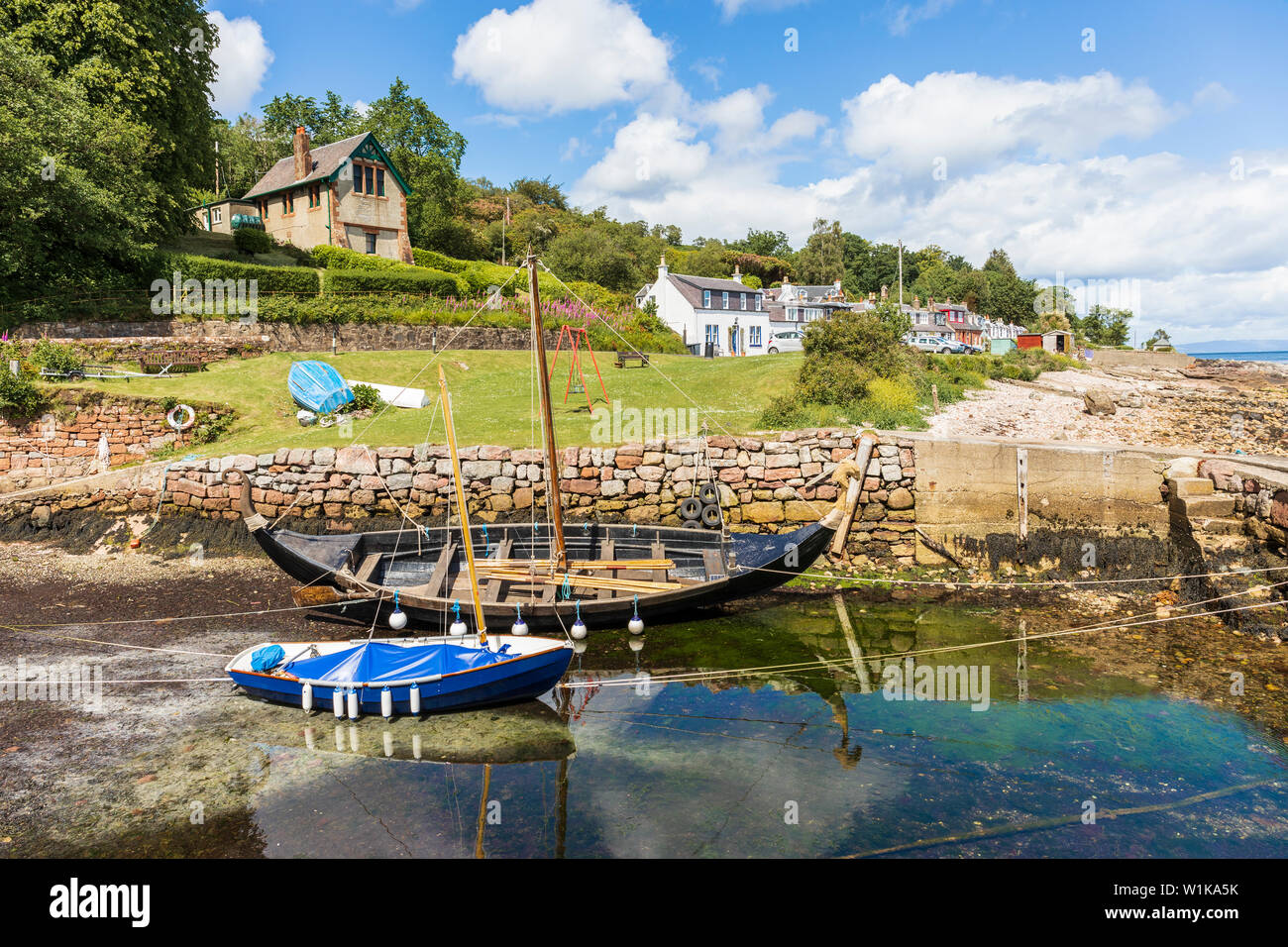 Villaggio di Corrie e dal porto dell'isola di Arran, Firth of Clyde, Scotland, Regno Unito Foto Stock