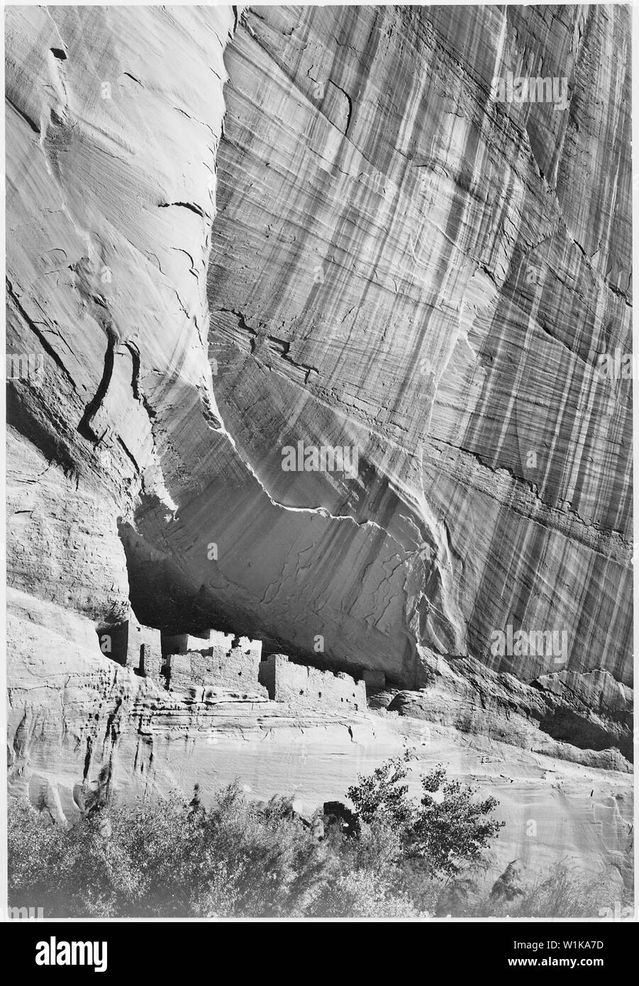 Vista dal fiume valle, Canyon De Chelly National Monument, Arizona. (Orientamento verticale), 1933 - 1942 Foto Stock