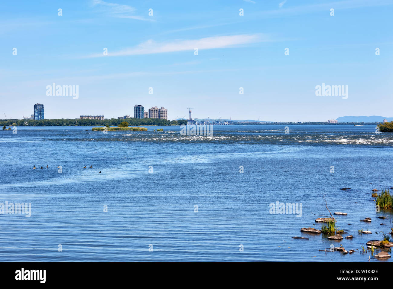 Lachine Rapids vista da the Rapids Park a Montreal, Quebec, Canada su una soleggiata giornata estiva Foto Stock