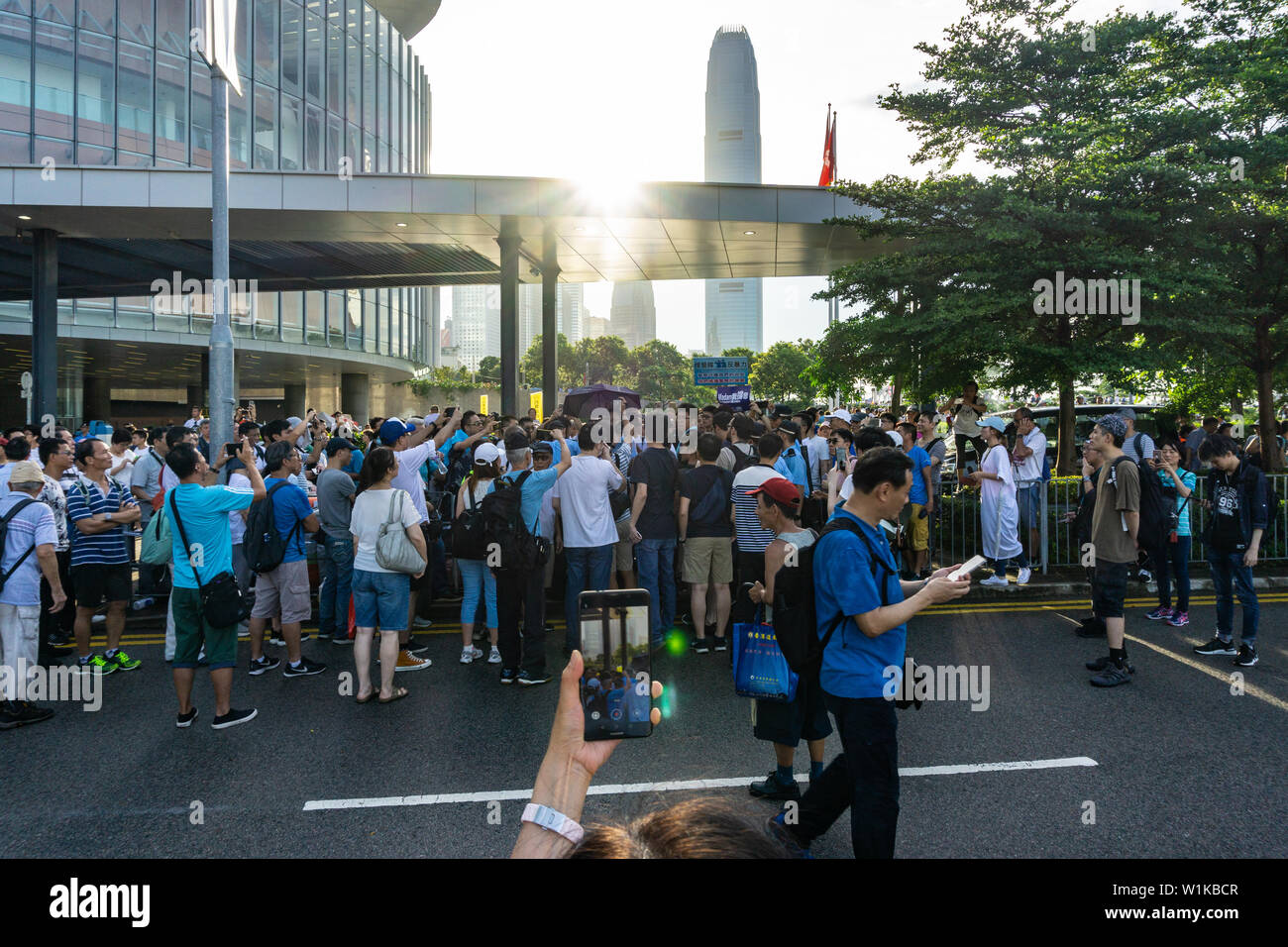 Protesta in HK: contro i dimostranti al pro-rally di polizia Foto Stock