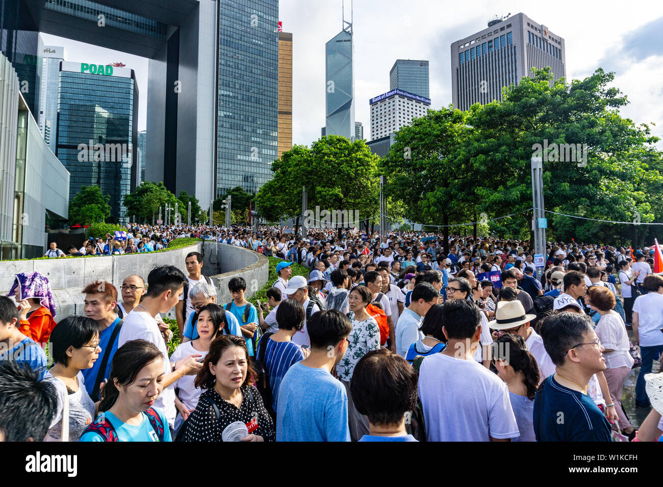 Protesta in HK: contro i dimostranti al pro-rally di polizia Foto Stock