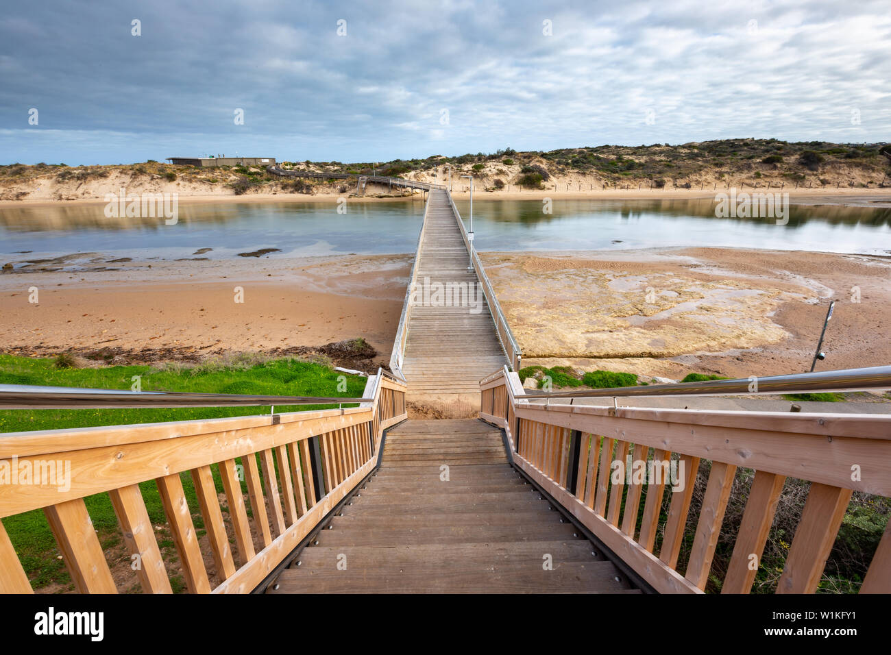 La passerella broadwalk oltre il fiume onkaparinga a sud di Port Noarlunga Australia del Sud il 3 Luglio 2019 Foto Stock