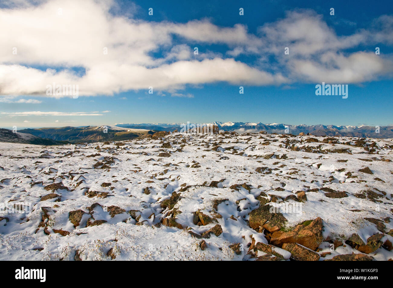 Neve fresca si mescola con un Wyoming moonscape quasi 11,000 piedi sopra il mare leval in cima la Beartooth Pass summit tra Red Lodge, MT a Cooke City, MT un Foto Stock