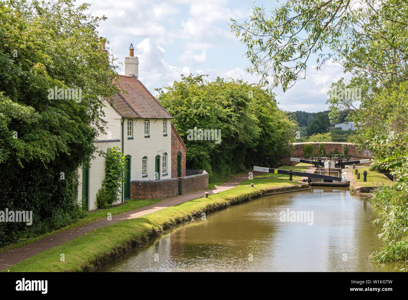 Canal cottage sul Worcester e Birmingham canal vicino a Stoke Pound, Worcestershire, England, Regno Unito Foto Stock