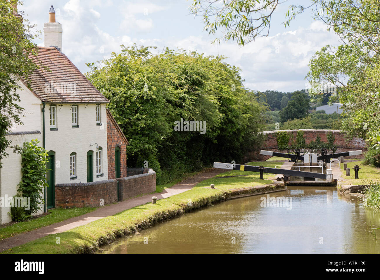 Canal cottage sul Worcester e Birmingham canal vicino a Stoke Pound, Worcestershire, England, Regno Unito Foto Stock