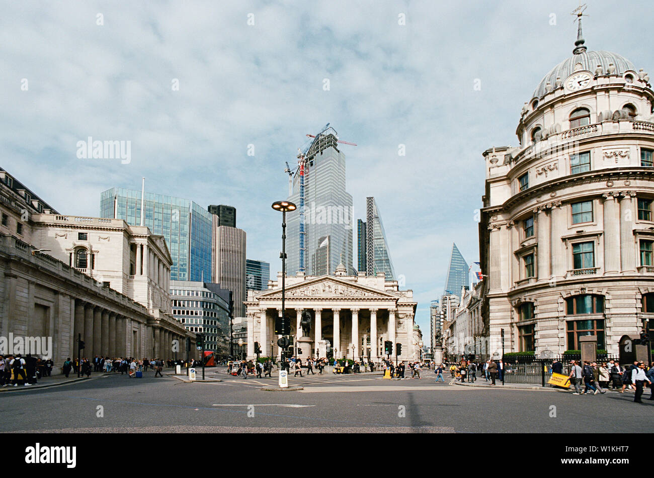 Banca nella City di Londra, Regno Unito, con pedoni e la Banca di Enlgand nel centro Foto Stock