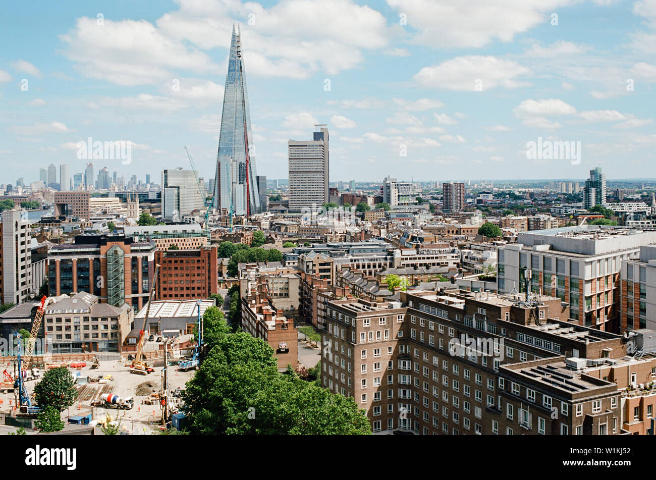 Vista del coccio e South London UK, guardando ad Est verso Canary Wharf, dall'ottavo piano della Tate Modern Foto Stock