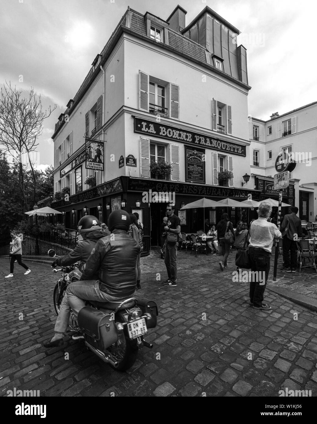 Breve viaggio a Parigi attraverso un bianco e nero lente Foto Stock