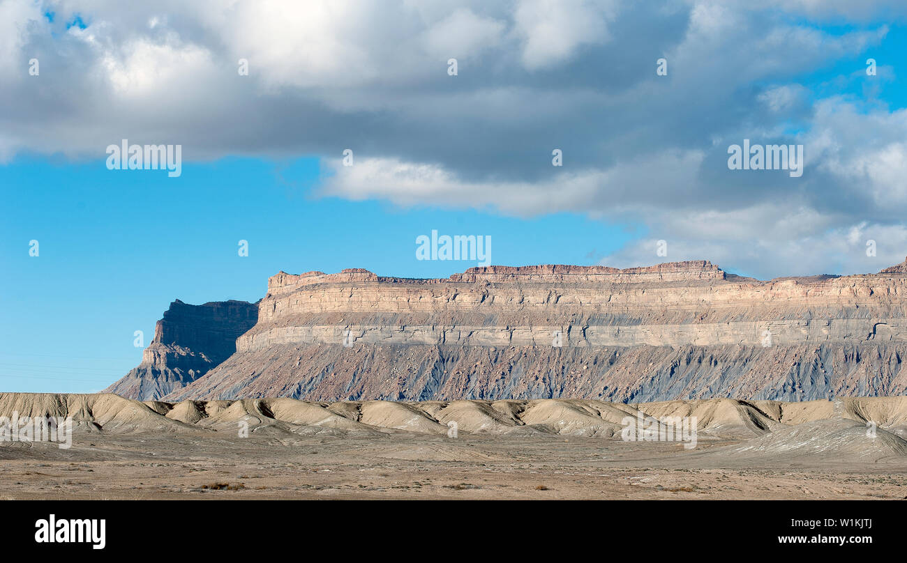 Banca Cloud pende su Prenota Cliffs vicino a Green River, Utah. (C) 2016 Tom Kelly Foto Stock