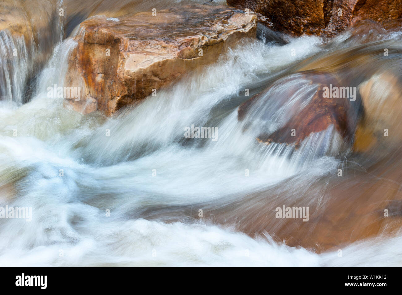 Filettature della cascata di acqua sulle rocce lungo il fiume Provo nel Uinta-Wasatch-Cache National Forest lungo il lago a specchio in autostrada in Utah. (C) 20 Foto Stock