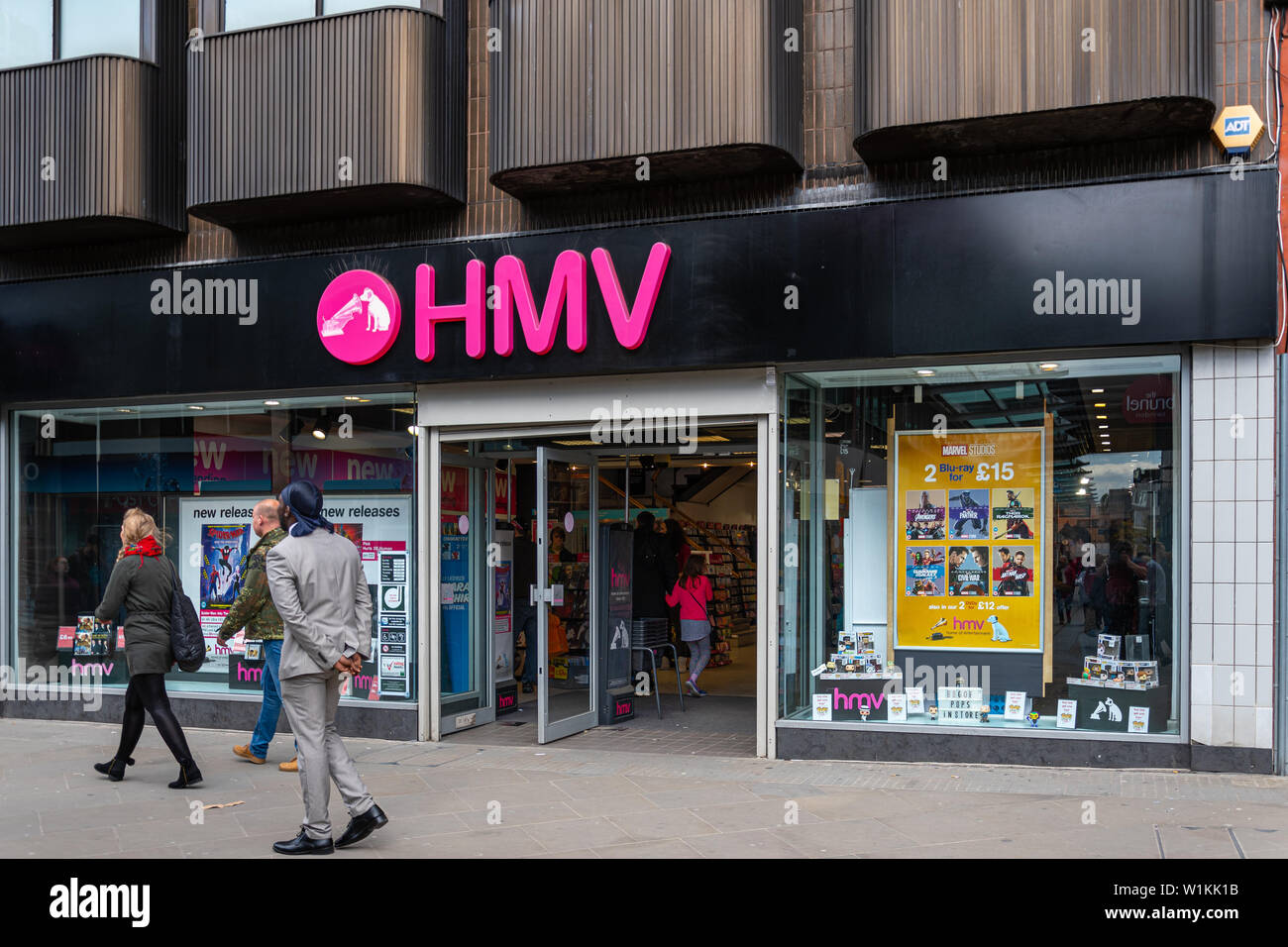Swindon, Regno Unito - 04 Maggio 2019: l'entrata dell'HMV Musica e Video store su Regent Street Foto Stock