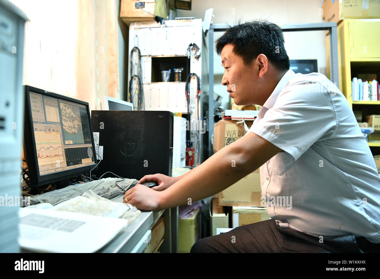 (190703) -- PECHINO, 3 luglio 2019 (Xinhua) -- Ricercatore Liu Maoyuan guarda i dati in Yangbajain, a sud-ovest della Cina di regione autonoma del Tibet, 2 luglio 2019. Una joint research team di cinese e giapponese scienziati ha scoperto la più alta energia cosmica di raggi gamma mai osservata da un osservatorio in Tibet, apertura di una nuova finestra per esplorare l'universo estreme. (Xinhua/Li Xin) Foto Stock
