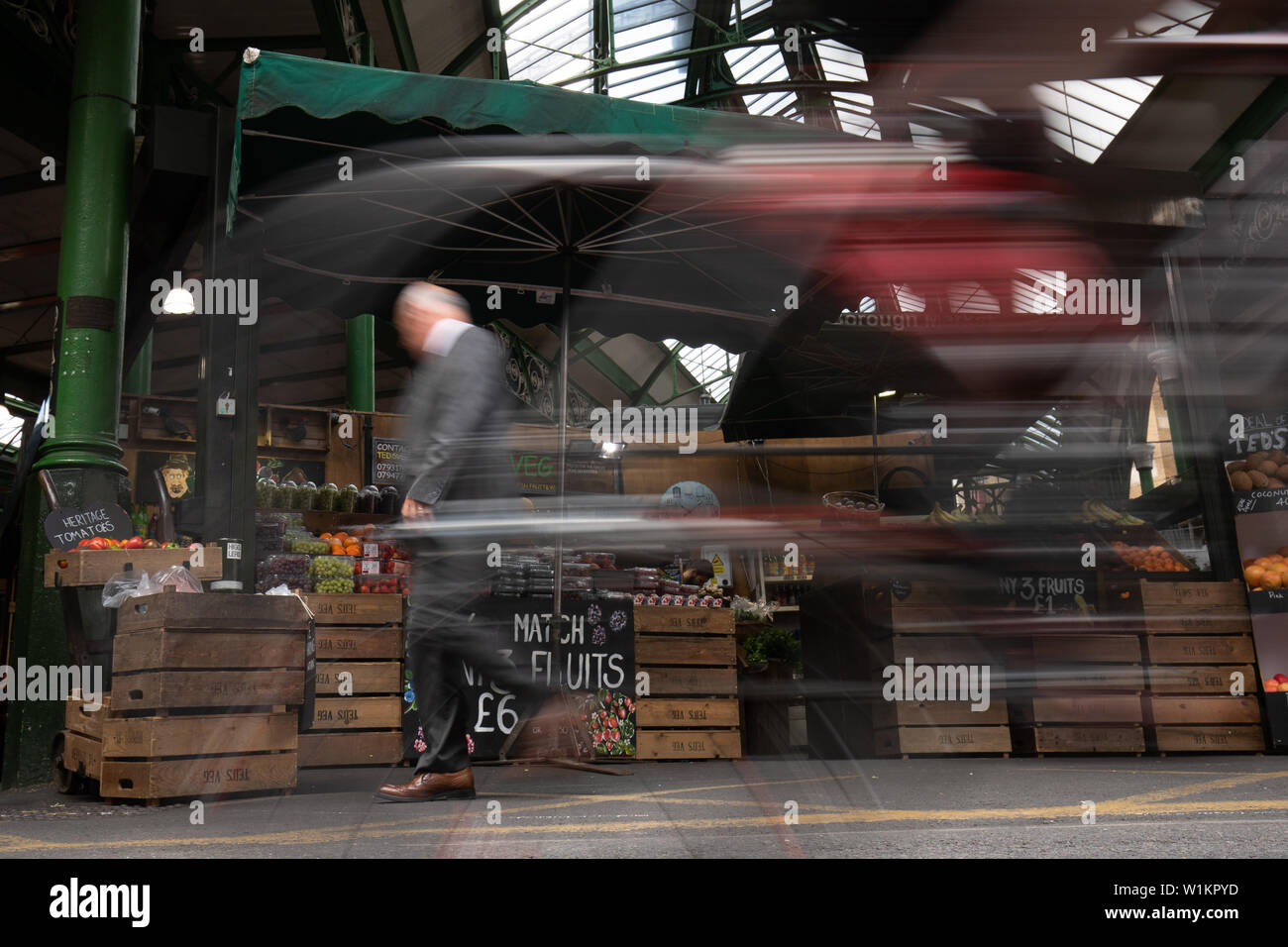 I membri del pubblico a piedi lungo Stoney Street nel mercato di Borough dove parte del London Bridge attacchi terroristici si è verificato. La giuria hanno visitato il sito di uno degli incidenti nella notte del 3 giugno 2017, come parte dell'inchiesta gli attacchi. Foto Stock