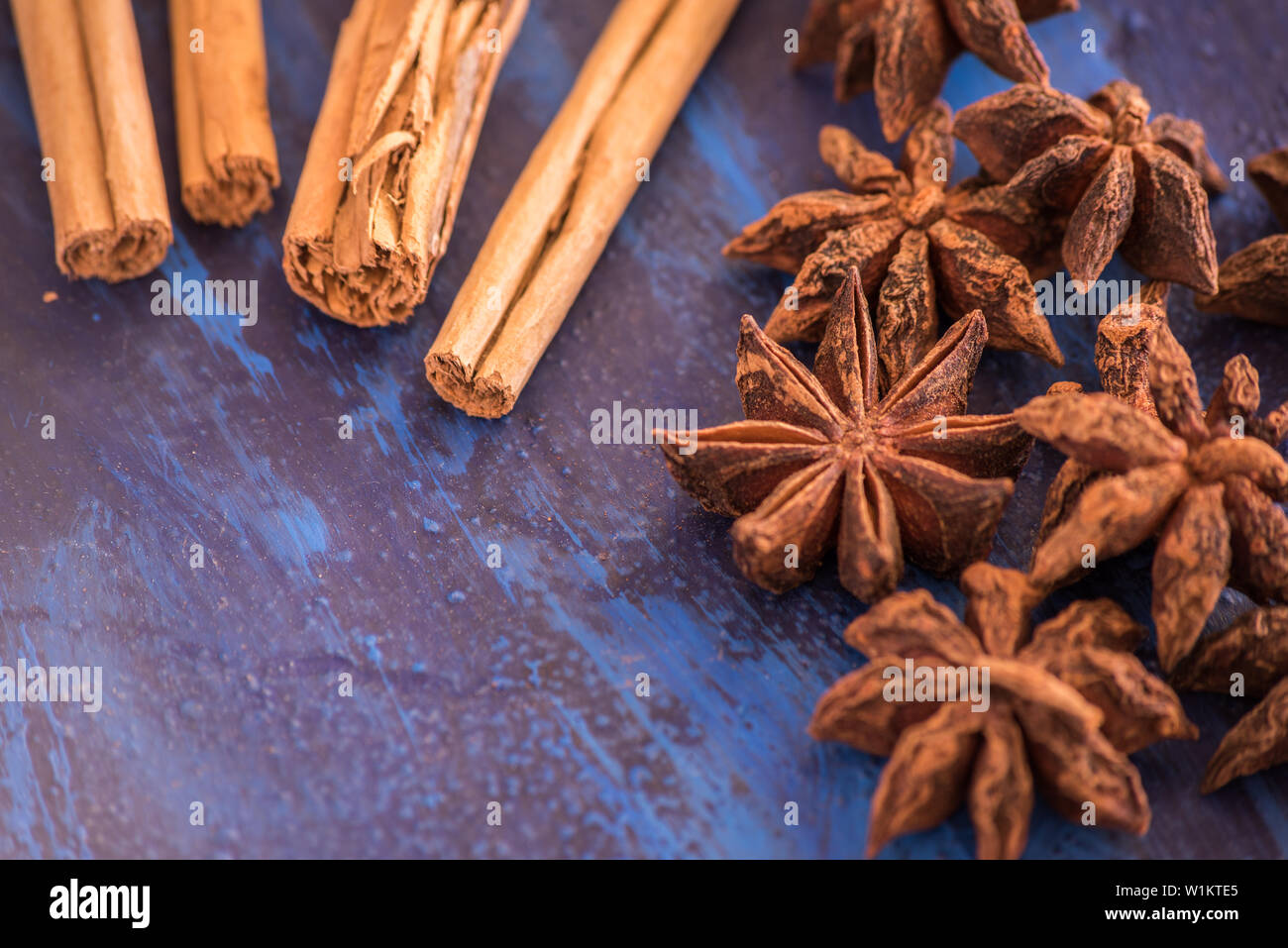 Stelle di anice e cannella su uno sfondo di toni di blu Foto Stock