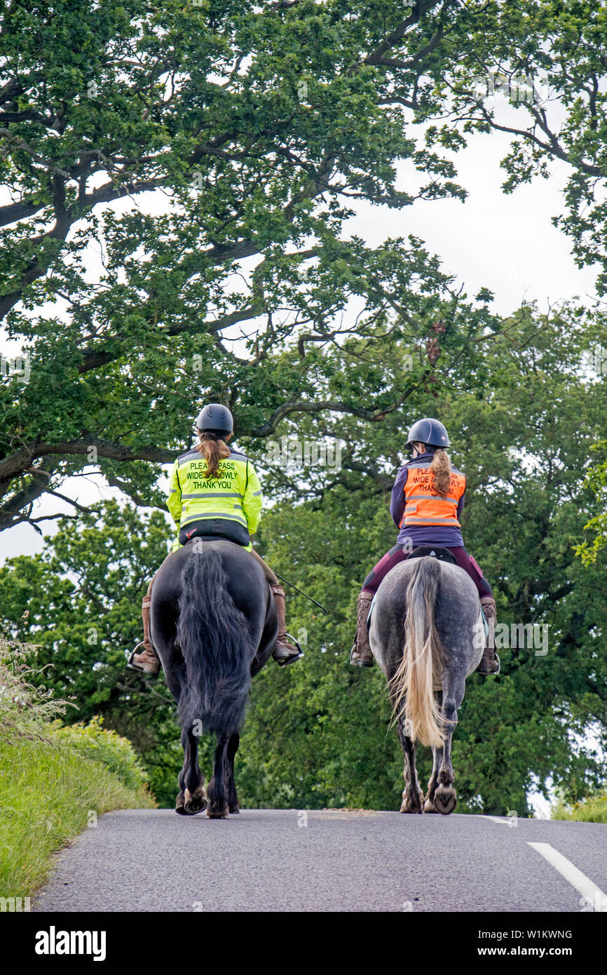 Equitazione su un vicolo del paese, England, Regno Unito Foto Stock