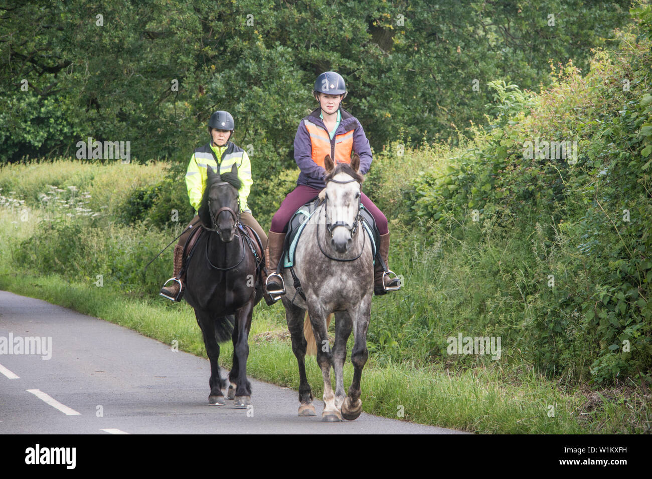 Equitazione su un vicolo del paese, England, Regno Unito Foto Stock