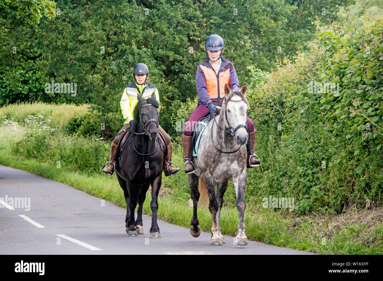 Equitazione su un vicolo del paese, England, Regno Unito Foto Stock