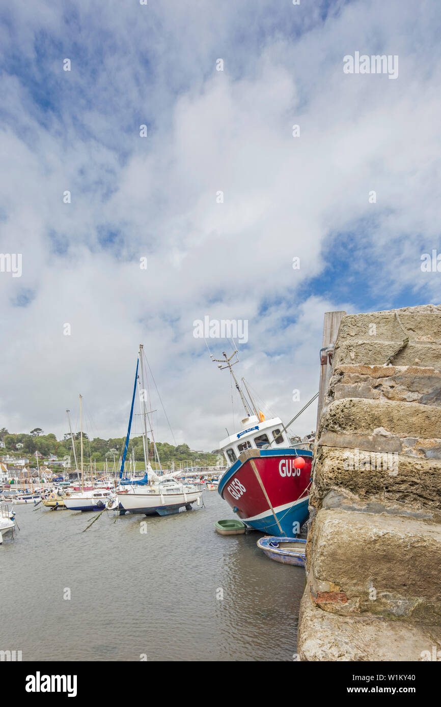 Le barche nel porto a Lyme Regis, Devon, Inghilterra, Regno Unito Foto Stock