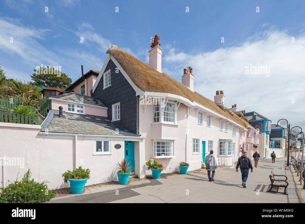 Attraente seaside cottage con il tetto di paglia a Lyme Regis, Dorset, England, Regno Unito Foto Stock