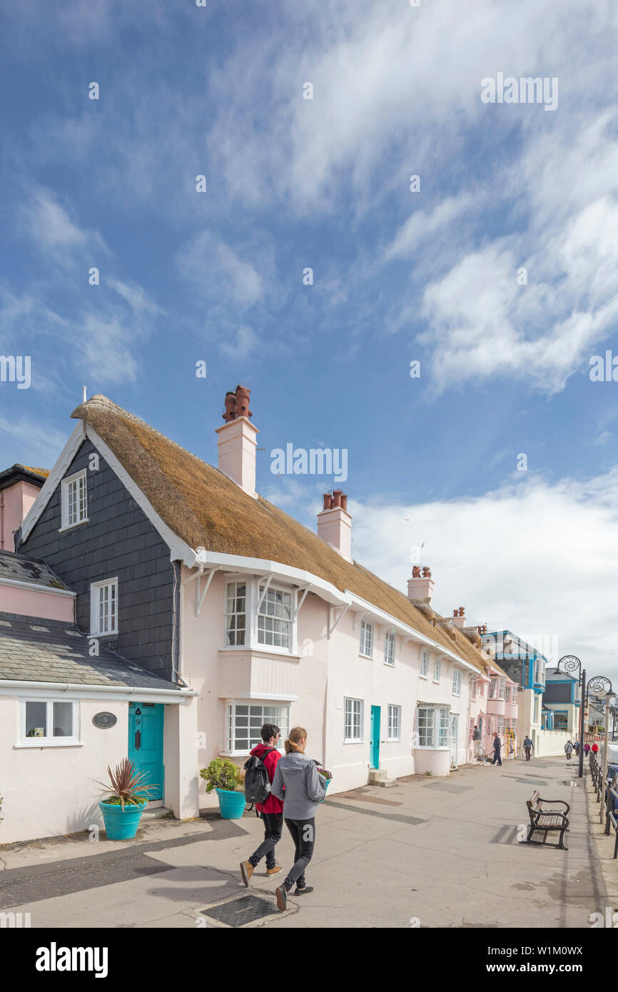 Attraente seaside cottage con il tetto di paglia a Lyme Regis, Dorset, England, Regno Unito Foto Stock
