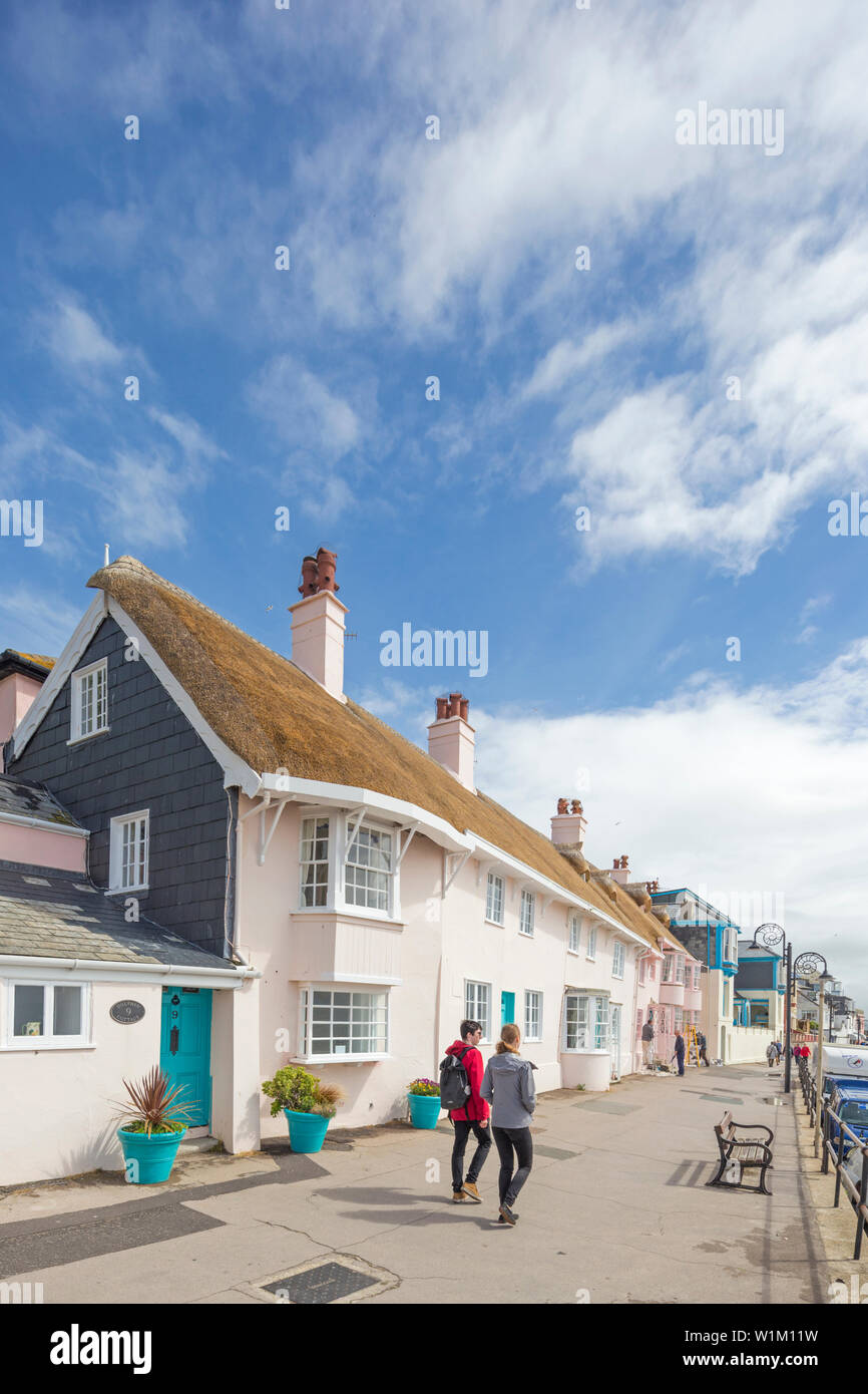 Attraente seaside cottage con il tetto di paglia a Lyme Regis, Dorset, England, Regno Unito Foto Stock