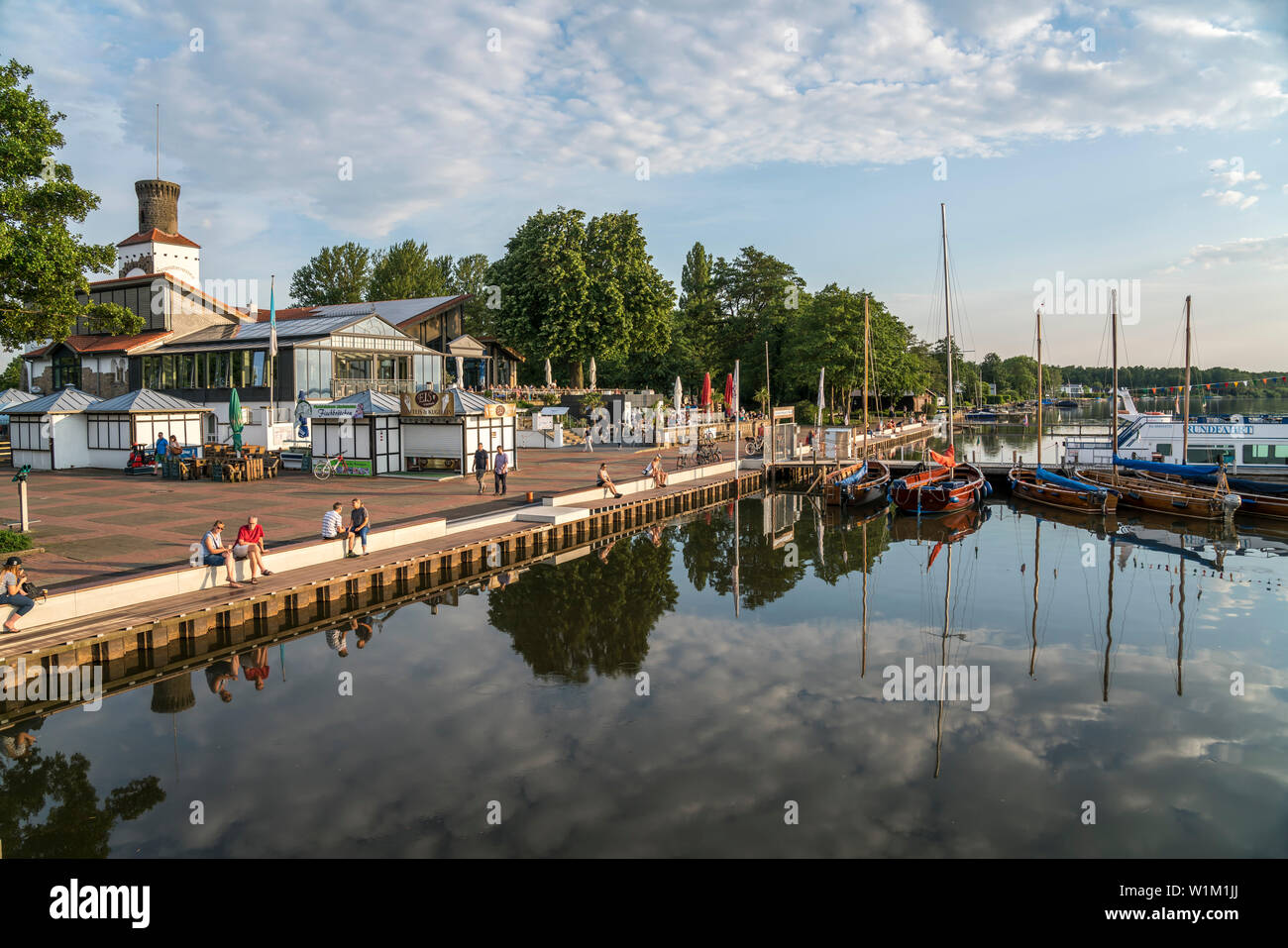 Promenade im Dorf Steinhude am Steinhuder Meer, Wunstorf, Regione di Hannover, Niedersachsen, Deutschland | Steinhude village passeggiata a lago Steinhude Foto Stock