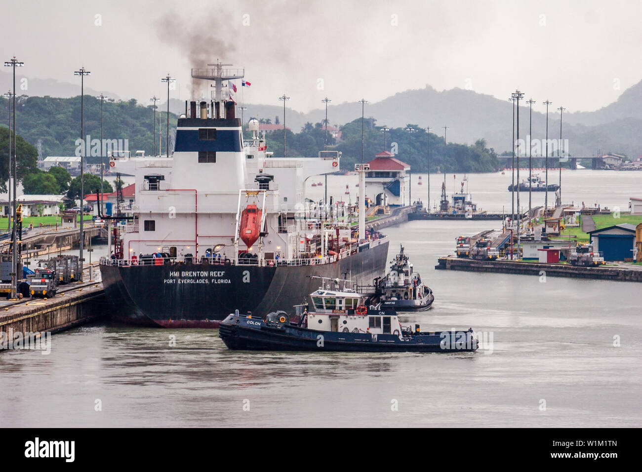 Panama Canal / Panama - maggio 18.2007: vista sulla grande nave barca a vela attraverso il canale di Panama. Un sacco di macchinari, carrelli di trascinamento. Foto Stock