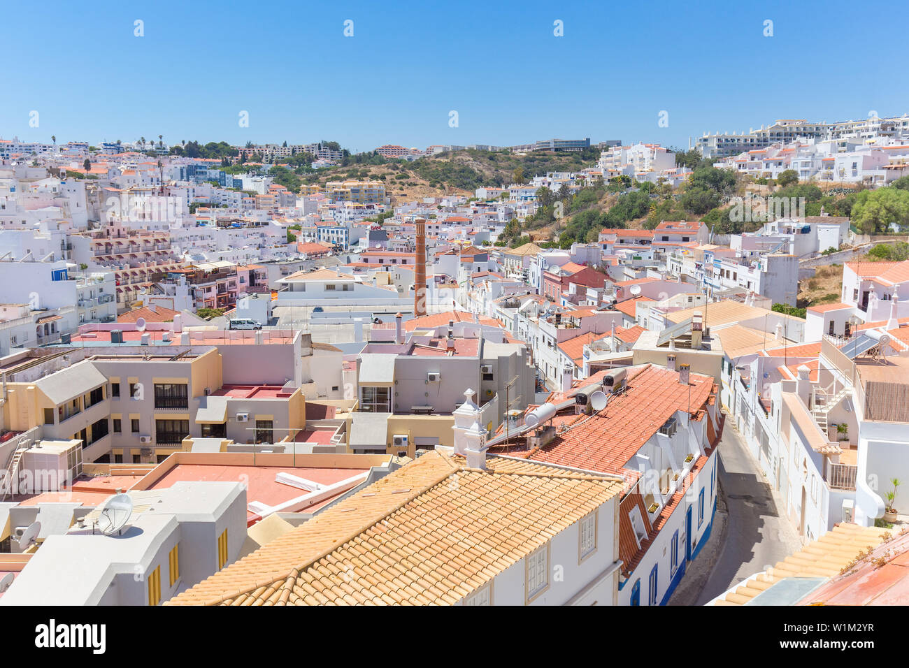 Città Albufeira in Portogallo con bianchi edifici e case Foto Stock
