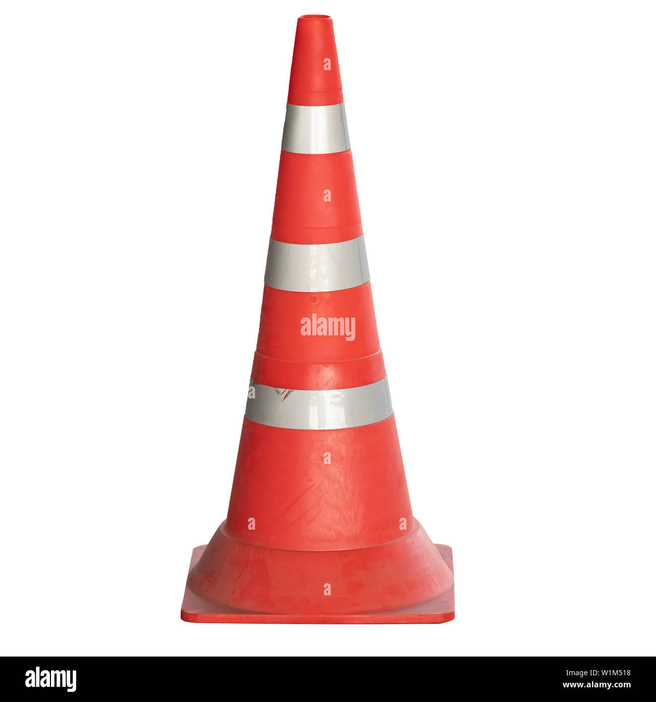 Descrizione: arancione in plastica a forma di cono con strisce riflettenti isolati su sfondo bianco Foto Stock