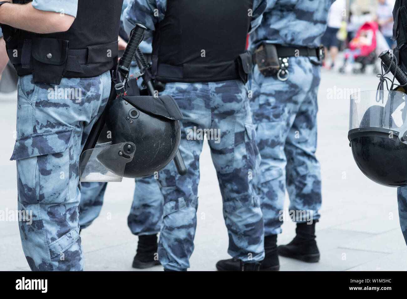 Descrizione: La squadra di polizia con i caschi, una blindatura corporea e manganelli close-up Foto Stock