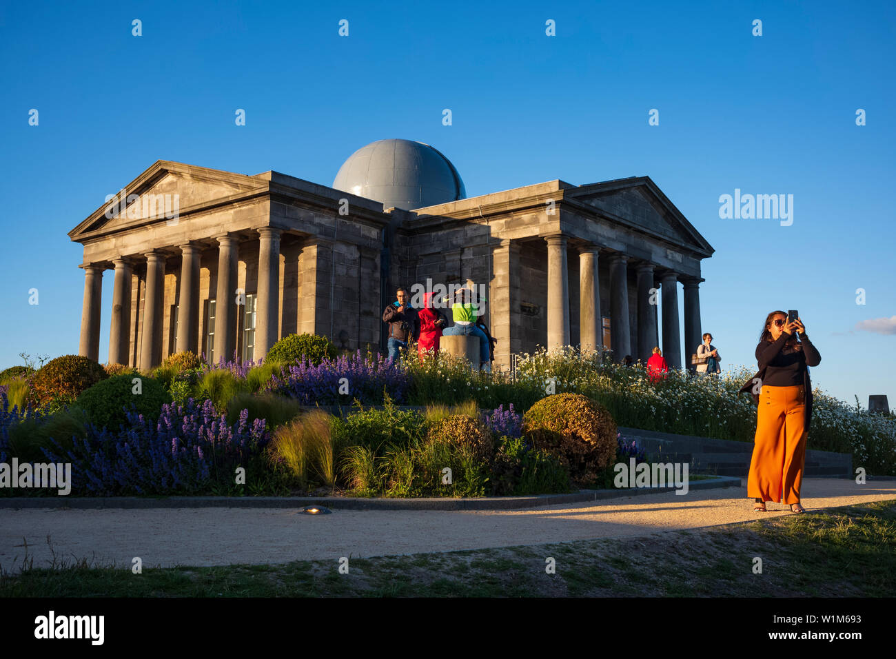 La città osservatorio, un tempio greco elegante edificio progettato da William Henry Playfair nel 1818, a Calton Hill, Edimburgo, Scozia. Foto Stock