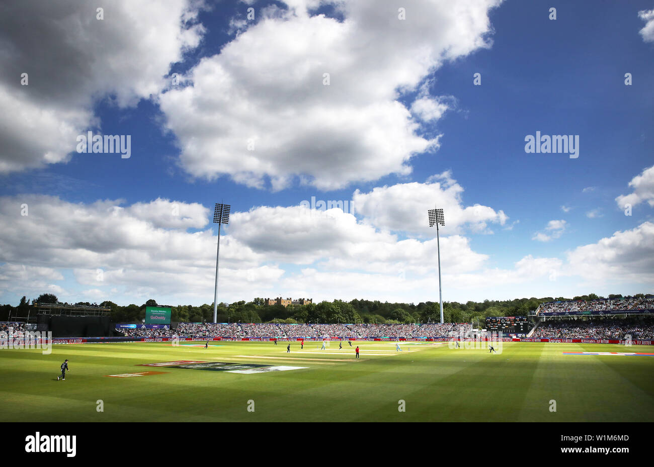 Vista generale del Riverside terreno con Lumley Castle in background durante l'ICC Cricket World Cup group stage corrispondono al Riverside Durham, Chester-le-Street. Foto Stock