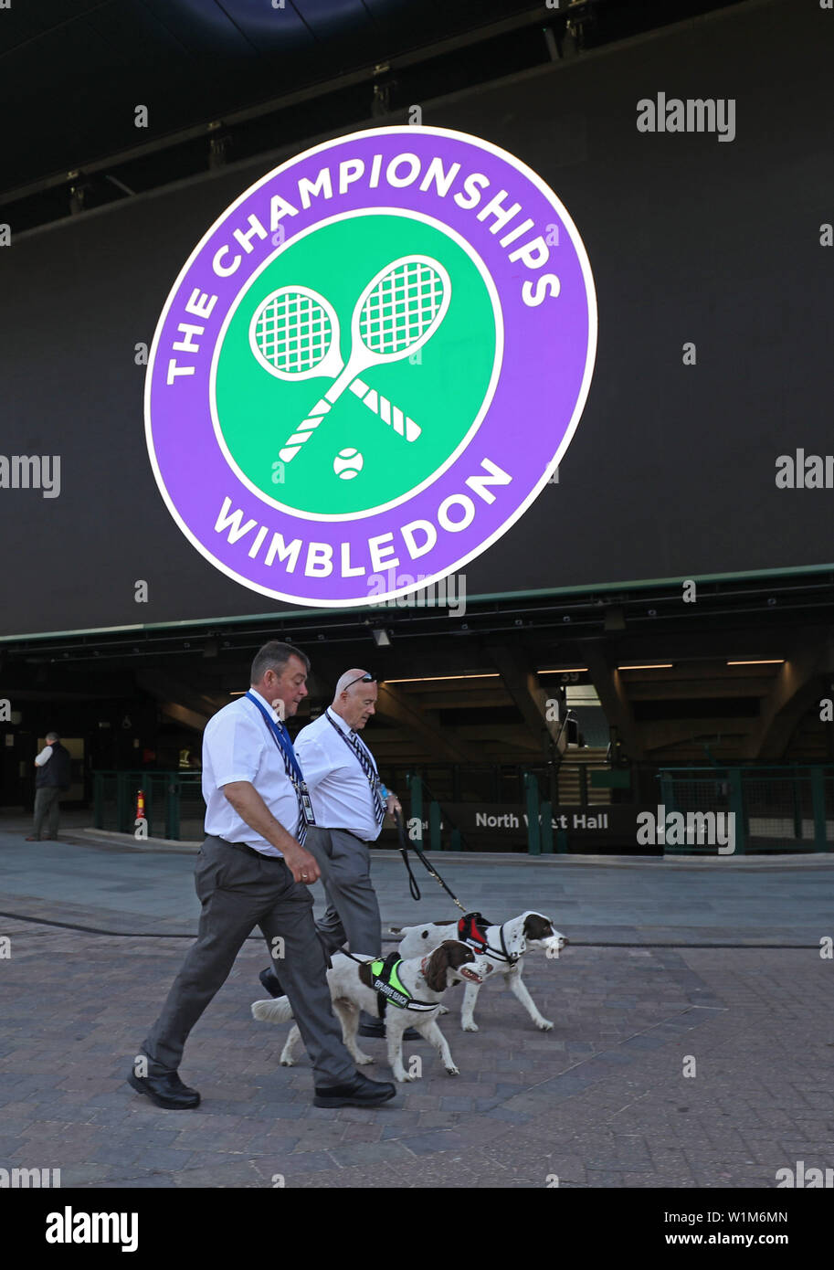 Cani Dave Thompson (sinistra) con Piper e Dave piani con Finn il giorno due dei campionati di Wimbledon al All England Lawn Tennis e Croquet Club, Wimbledon. Foto Stock