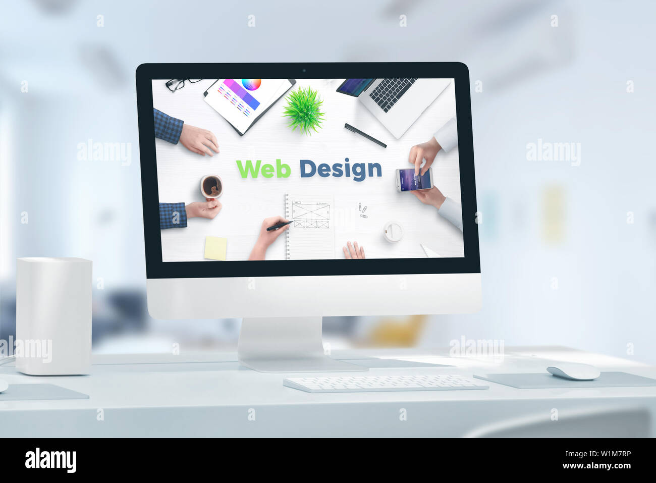 Web app design studio concetto con un display di computer e web design il testo. Concetto di web team office. Foto Stock