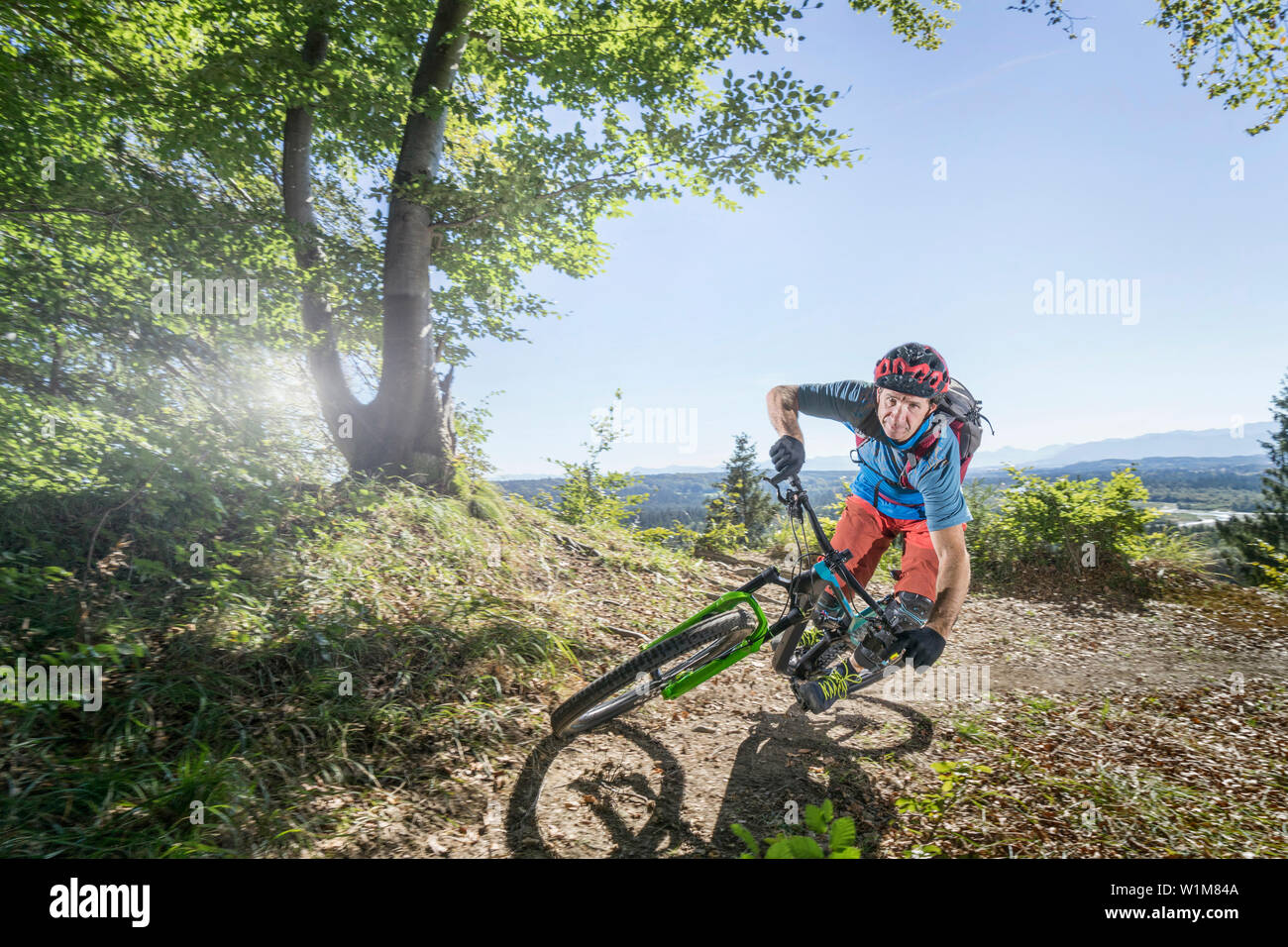 Mountain biker di equitazione in foresta, Baviera, Germania Foto Stock