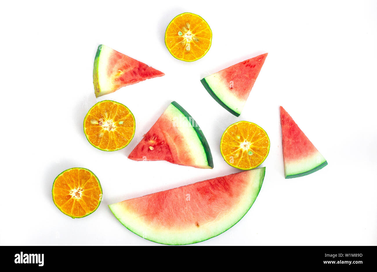 L'estate tropicale di frutta esotica ananas, anguria e arance isolato su uno sfondo bianco Foto Stock