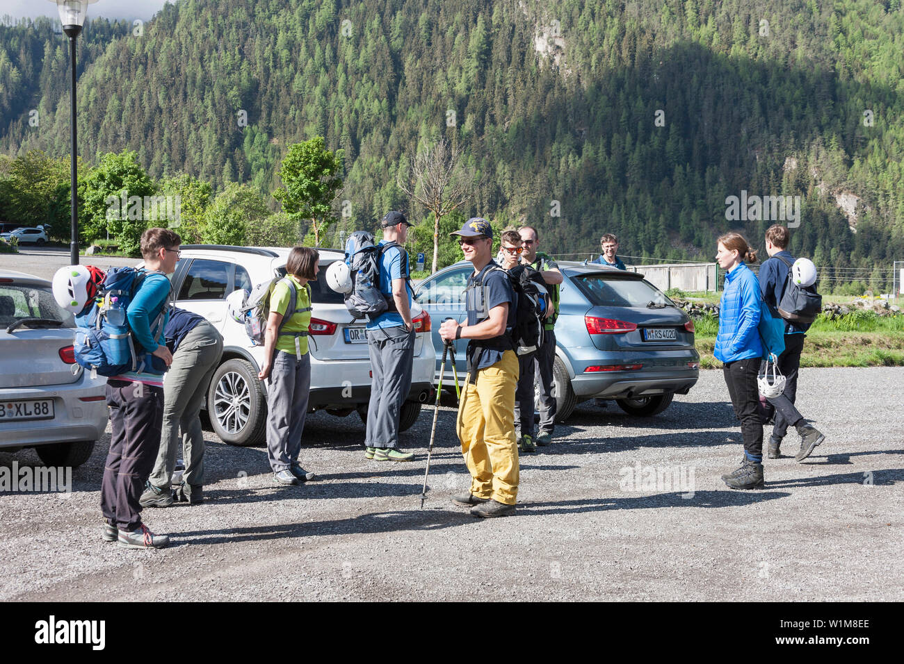 Gruppo di arrampicata al parcheggio auto della cascata Stuibenfall, Otztal, Tirolo, Austria Foto Stock