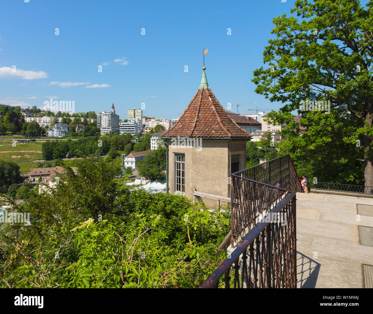 Laufen, Svizzera - 7 Giugno 2019: vista da Laufen Castello, gli edifici del comune di Neuhausen am Rheinfall in background. Laufen Castello (Ger Foto Stock