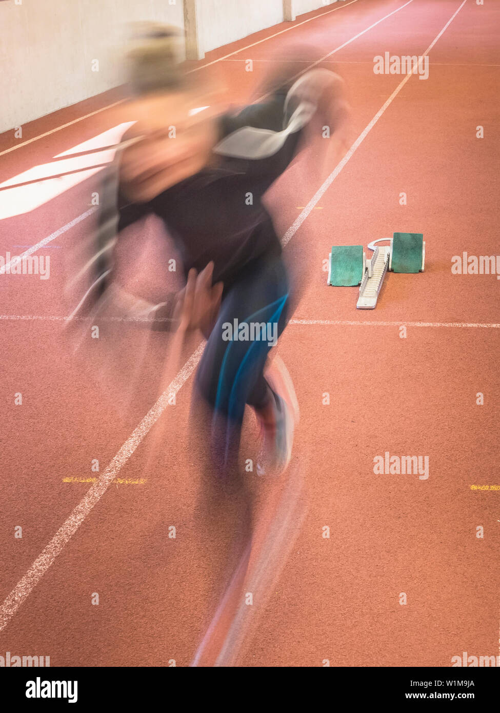 Movimento sfocato delle donne in esecuzione sulla pista di tartan, Offenburg, Baden-Württemberg, Germania Foto Stock