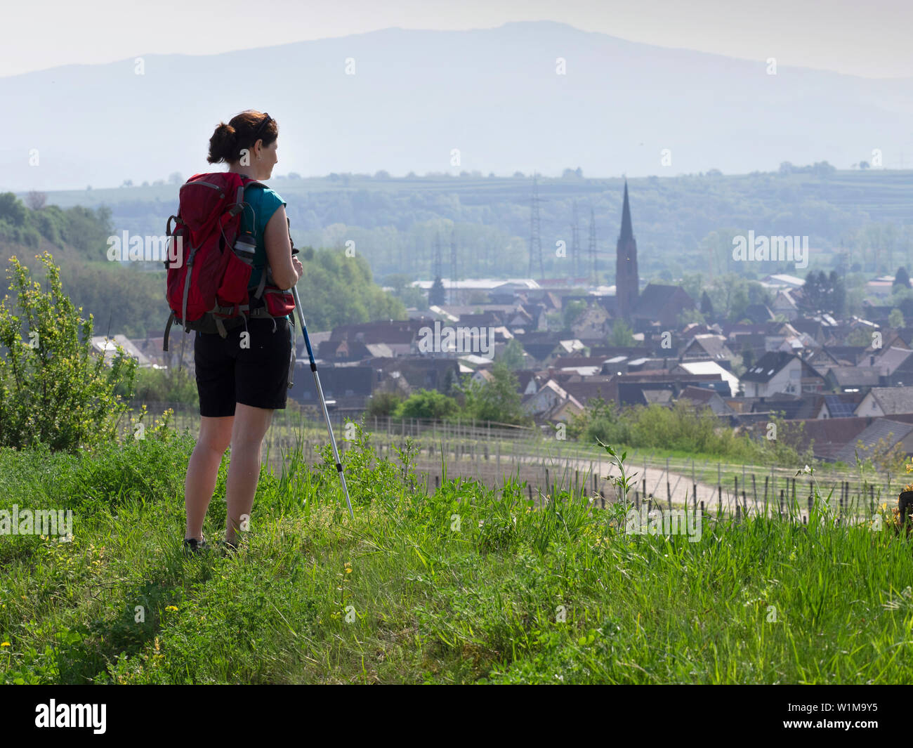 Donna escursionista ammirando vista panoramica di Eichstetten, 'Baden Württemberg", Germania Foto Stock