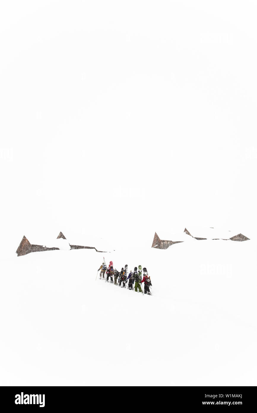 Gruppo di snowboard ascendente, Oberlaeger Alp, Reichenbach Valley, Oberland bernese, il Cantone di Berna, Svizzera Foto Stock