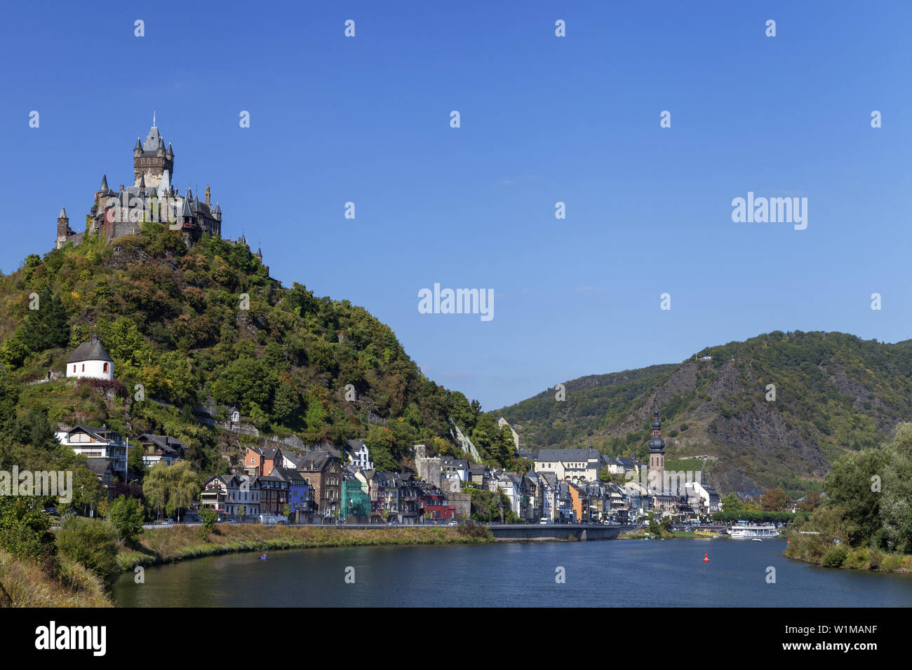 Sul Reichsburg Cochem al di sopra di Cochem e la Mosella, Eifel, Rheinland-Palatinate, Germania, Europa Foto Stock