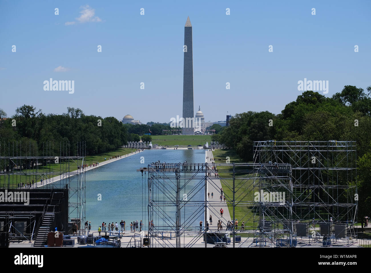 Lavoratori istituito per il prossimo 4 luglio della manifestazione "un saluto a America' a gradini del Lincoln Memorial il 30 giugno 2019, a Washington D.C. Foto Stock