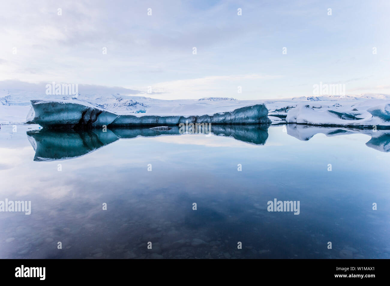 Joekulsarlon con growler al tramonto, Glacierlagoon, ghiacciaio Vatnajoekull in inverno, Islanda Foto Stock
